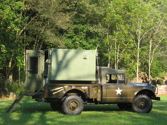 M-715 w AN/GRC-142